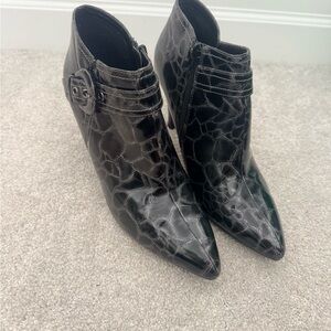 Elegant Black Crocodile Pattern Ankle Boots